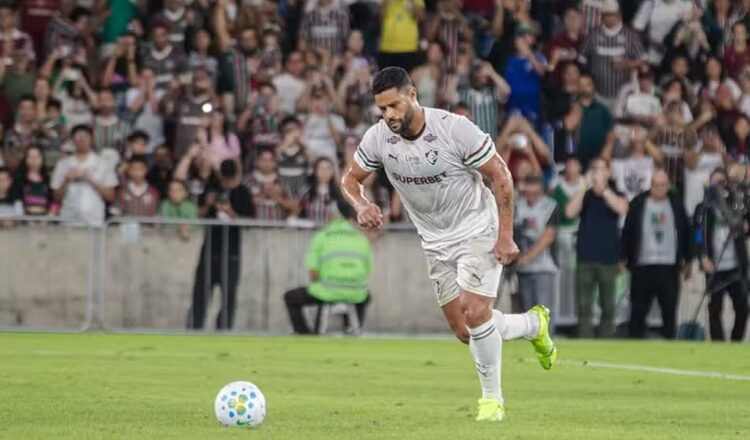 Hulk desencanta em volta de Thiago Silva, e Flu bate Bahia em amistoso