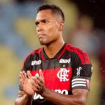 Flamengo renova contrato com Alex Sandro após Copa do Mundo