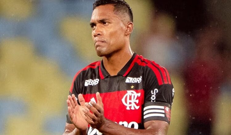 Flamengo renova contrato com Alex Sandro após Copa do Mundo