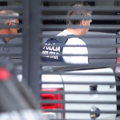 Bolsonaro terá de entregar as 10 armas em nome dele à Polícia Federal
