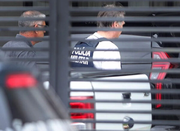 Bolsonaro terá de entregar as 10 armas em nome dele à Polícia Federal