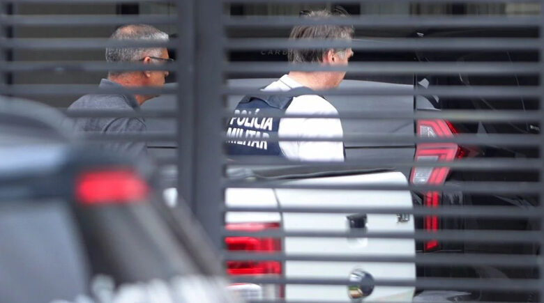 Bolsonaro terá de entregar as 10 armas em nome dele à Polícia Federal