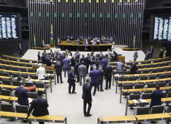 PEC que reduz maioridade penal deve avançar na Câmara apenas após as eleições