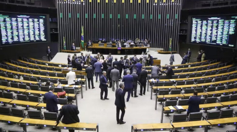PEC que reduz maioridade penal deve avançar na Câmara apenas após as eleições