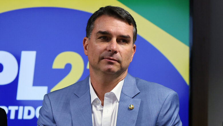 Flávio promete anistiar envolvidos no 8/1 e ataca Moraes