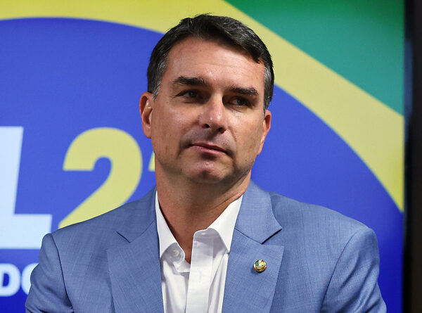 Moraes suspende visitas de Flávio a Bolsonaro por 90 dias