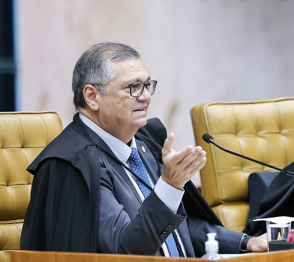 Flávio Dino intima presidentes de 21 partidos a explicar emendas