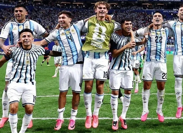 Argentina decide a prorrogação com golaço, vence a Suíça e vai à semifinal