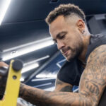 Neymar vai a campo e treina normalmente após se reapresentar no Santos
