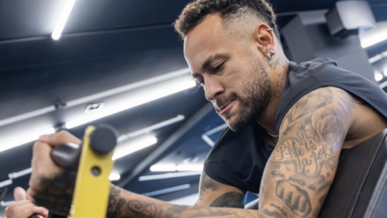 Neymar vai a campo e treina normalmente após se reapresentar no Santos