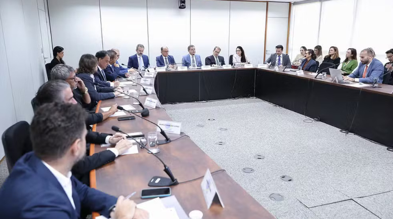 Institutos criticam selo do TSE para pesquisas: “Confunde ciência com bola de cristal”