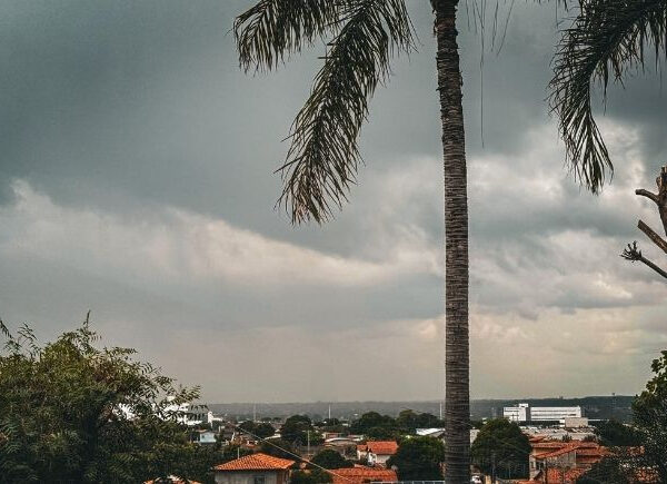 Previsão indica chuvas em parte do Piauí, enquanto sul enfrenta calor e risco de queimadas