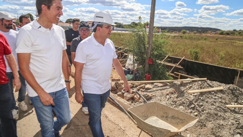 Rafael Fonteles vistoria obra de urbanização em Caracol e de estádio em Guaribas
