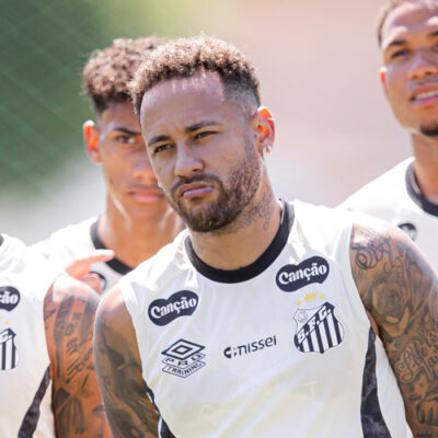 Neymar defende criança hostilizada por torcedores após ganhar camisa do Santos