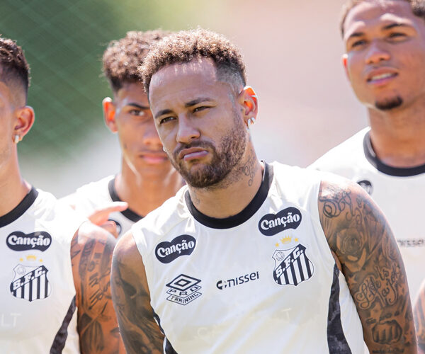 Neymar defende criança hostilizada por torcedores após ganhar camisa do Santos