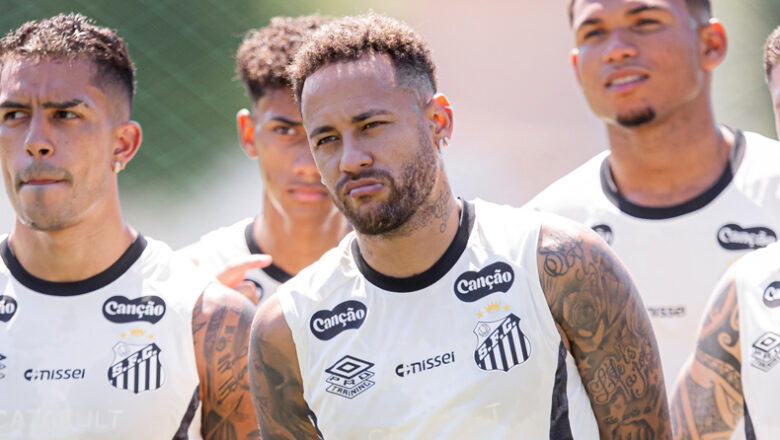 Neymar defende criança hostilizada por torcedores após ganhar camisa do Santos