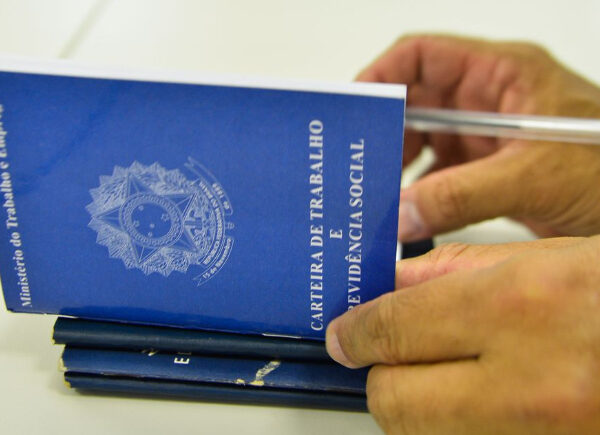 Taxa de desemprego cai para 5,3%, a menor para o trimestre até agosto