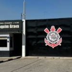 Torcedores organizados vão ao CT do Corinthians e cobram elenco antes de jogo pelo Brasileirão