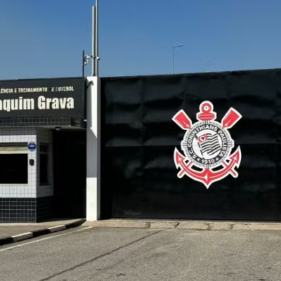 Torcedores organizados vão ao CT do Corinthians e cobram elenco antes de jogo pelo Brasileirão