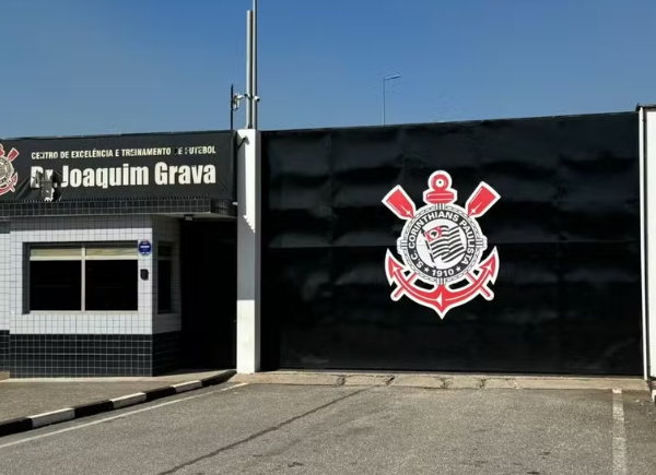 Torcedores organizados vão ao CT do Corinthians e cobram elenco antes de jogo pelo Brasileirão