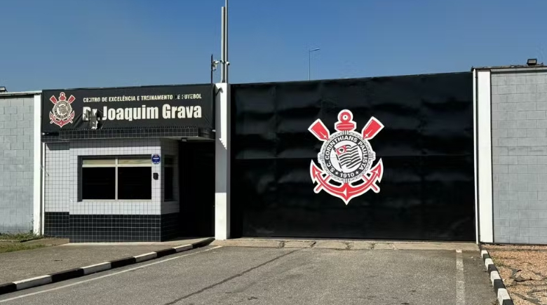 Torcedores organizados vão ao CT do Corinthians e cobram elenco antes de jogo pelo Brasileirão