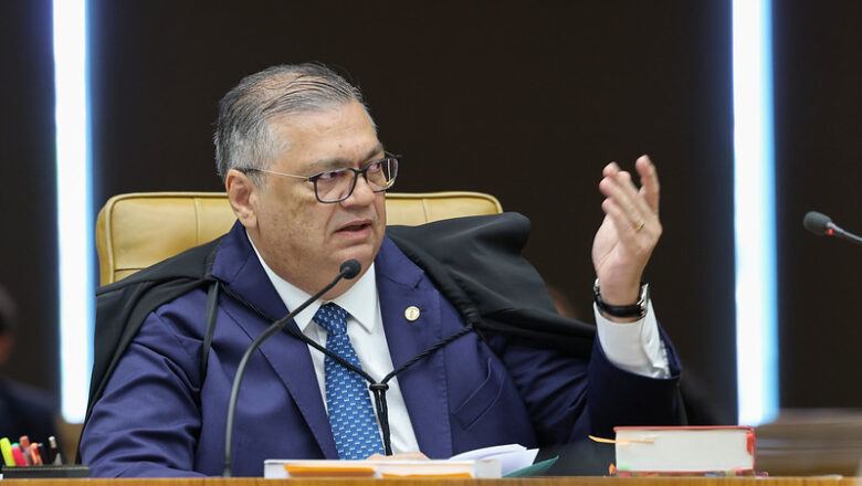 Dino cita Master e determina revisão de regras da CVM
