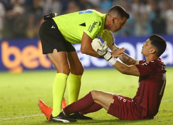 Atendimentos a goleiros caem 65% após nova regra no Brasileirão; entenda mudança