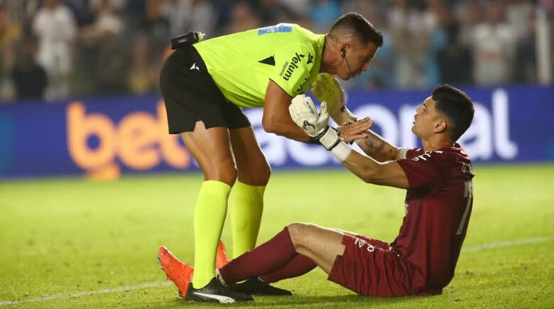 Atendimentos a goleiros caem 65% após nova regra no Brasileirão; entenda mudança