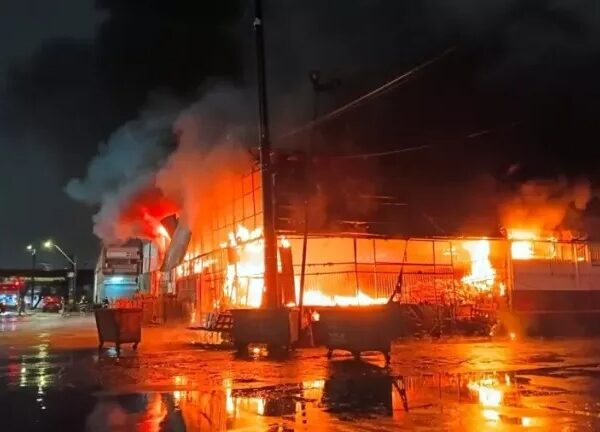Incêndio atinge galpão da Ceagesp em São Paulo