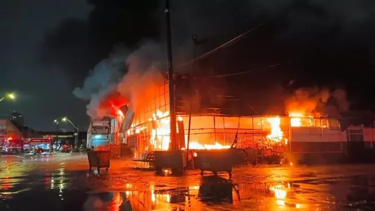 Incêndio atinge galpão da Ceagesp em São Paulo