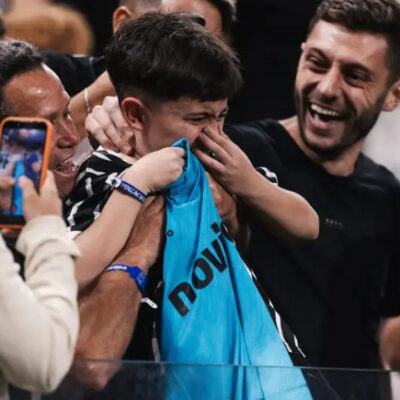 Corinthians é denunciado no STJD por episódio com criança e camisa de Neymar
