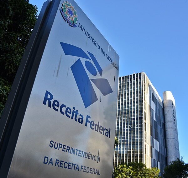 Leilão da Receita Federal tem PlayStation 5, celulares e computadores