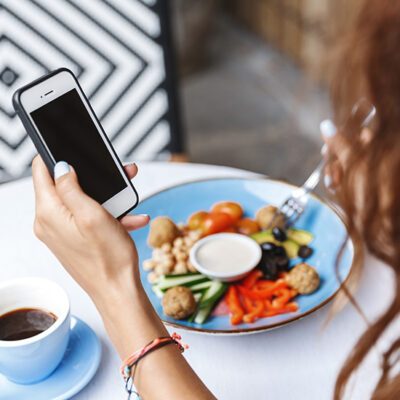 Celular à mesa? Tempo de tela é associado à má alimentação