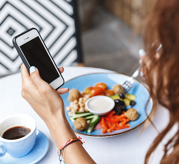 Celular à mesa? Tempo de tela é associado à má alimentação