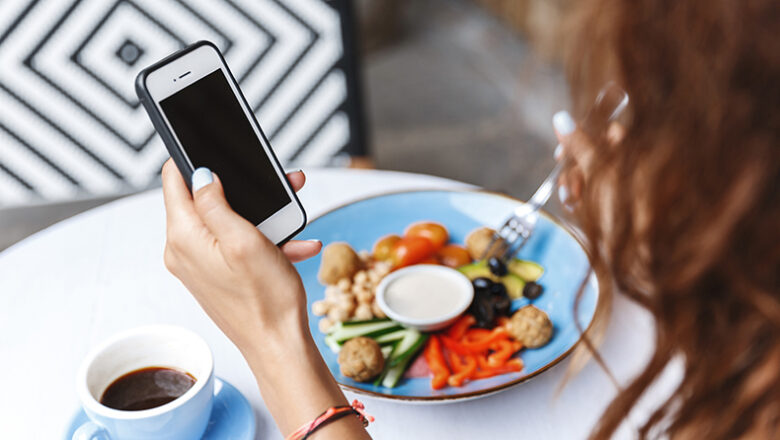 Celular à mesa? Tempo de tela é associado à má alimentação