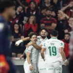 Palmeiras bate Athletico com um a menos e dorme na liderança