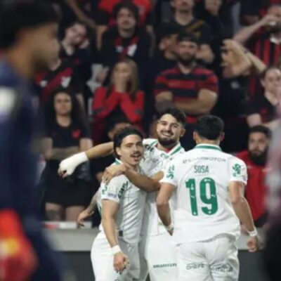 Palmeiras bate Athletico com um a menos e dorme na liderança