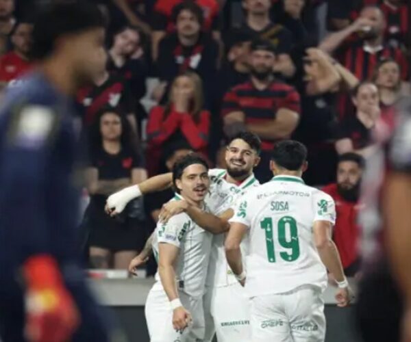 Palmeiras bate Athletico com um a menos e dorme na liderança