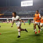 Artur desencanta, São Paulo vence Vasco e sonha com Libertadores