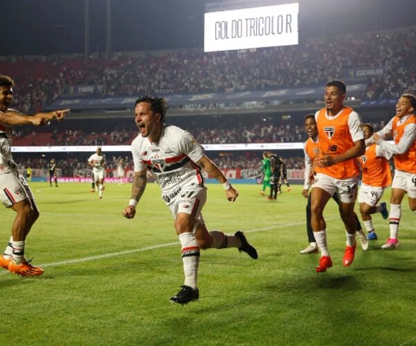 Artur desencanta, São Paulo vence Vasco e sonha com Libertadores