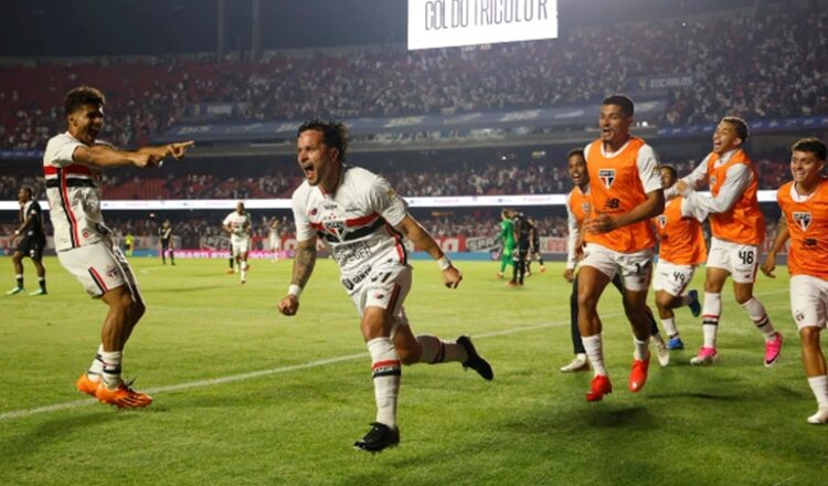 Artur desencanta, São Paulo vence Vasco e sonha com Libertadores