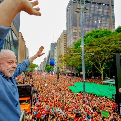 Lula reúne multidão na Paulista e pressiona PL sobre fim da 6×1