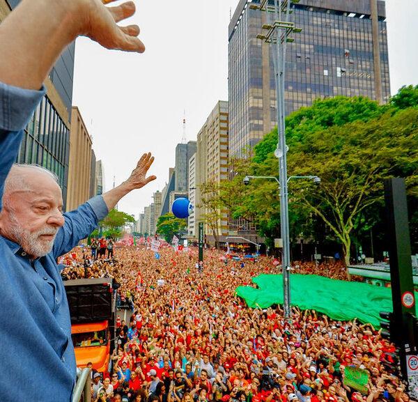 Lula reúne multidão na Paulista e pressiona PL sobre fim da 6×1