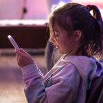Como proteger crianças e adolescentes dos riscos no ambiente digital