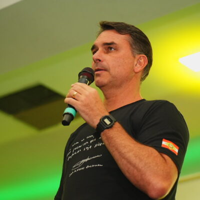 Flávio diz ter sido intimado pela PF a entregar passaporte