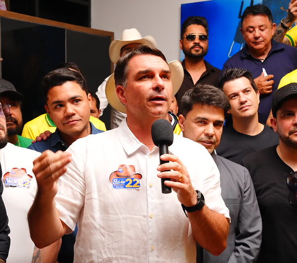 Flávio Bolsonaro não entrega passaportes; paradeiro é desconhecido