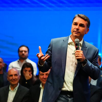Ideia de governo paralelo de Flávio Bolsonaro nos EUA divide aliados em Brasília