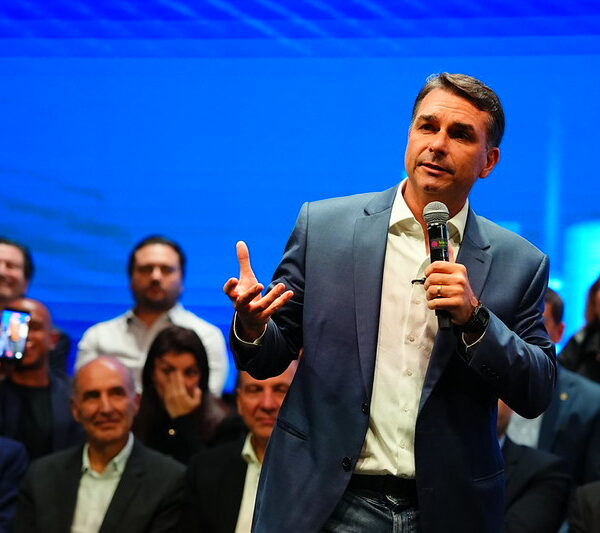 Ideia de governo paralelo de Flávio Bolsonaro nos EUA divide aliados em Brasília