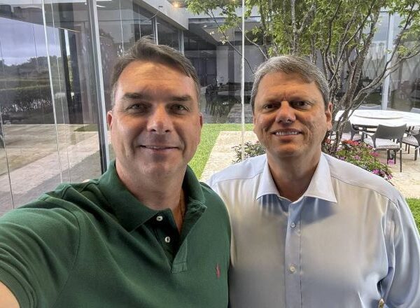 Republicanos oficializa apoio a Flávio Bolsonaro no 2º turno