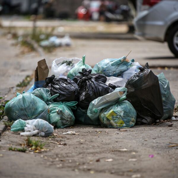 Contrato é assinado e prefeitura pede 15 dias para normalizar coleta de lixo
